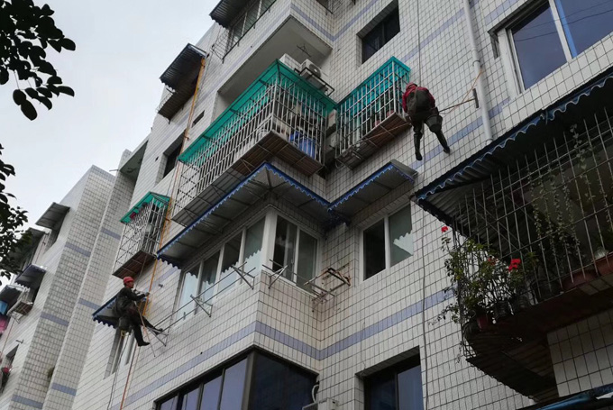 成都某老小區瓷磚外墻清洗保潔案例